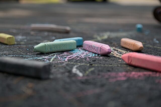 Arta cu creta, pe pavaj, asfalt sau terasa - activități creative pentru copii in curtea casei