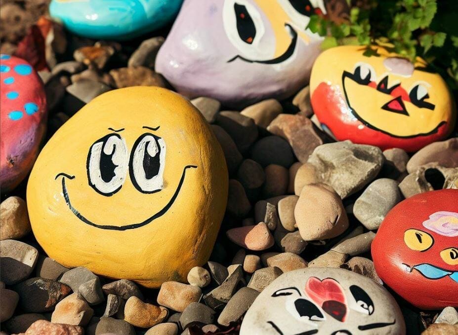 Pictura pe pietre o ideea de distracție in curtea casei Tale, care poate fi inclusa in activitățile creative pentru copii!